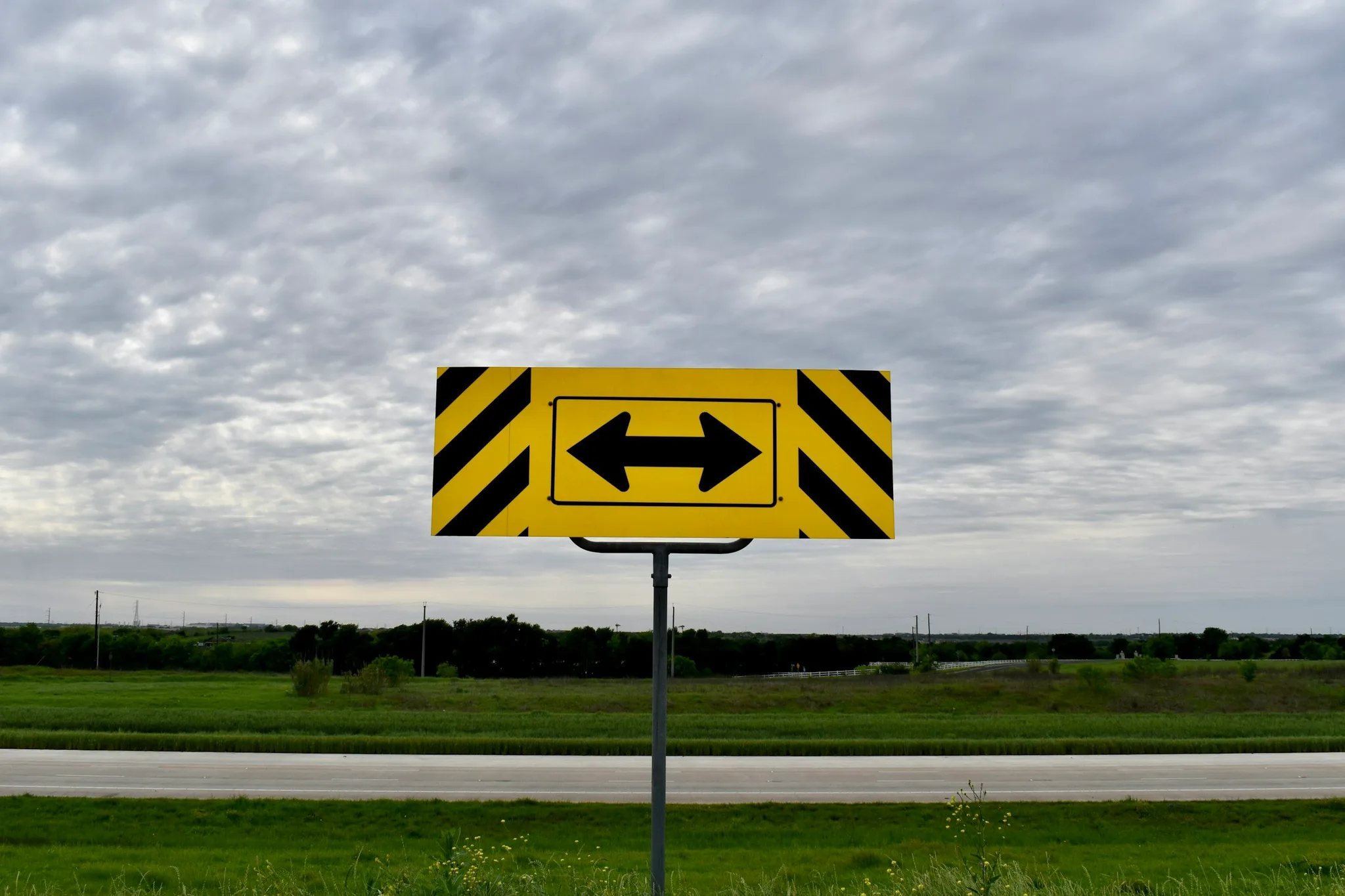 A directional sign with arrows pointing left and right.