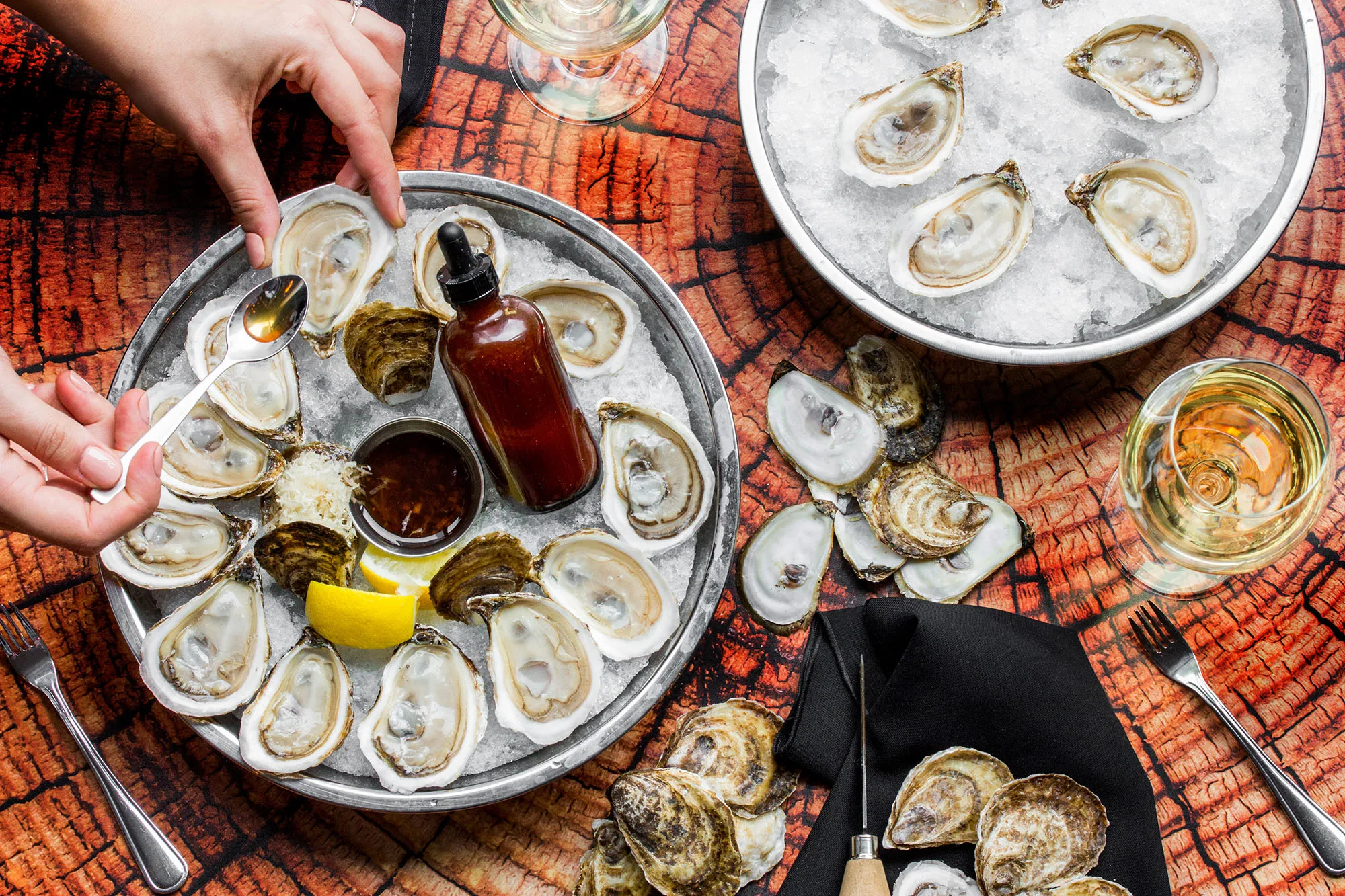 Fresh oysters served on ice with wine glasses