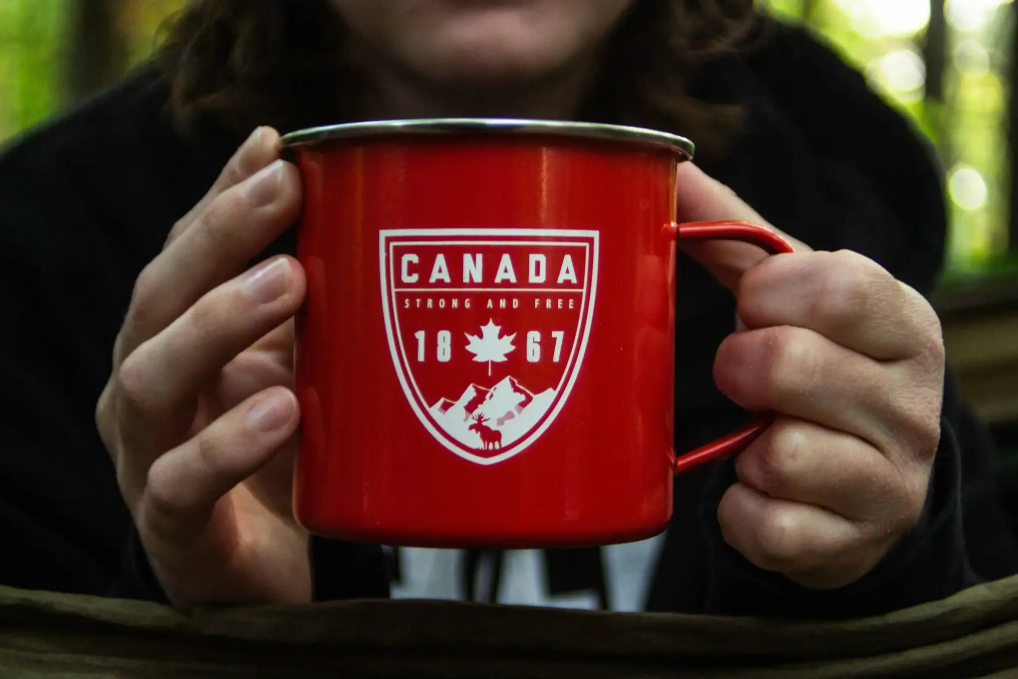 A red enamel mug with a Canada emblem.